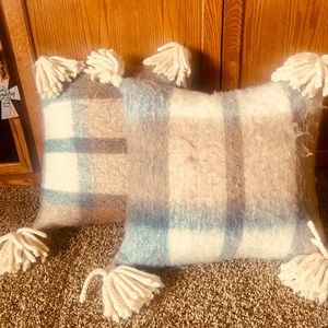 SOLD Set of 2 throw pillows